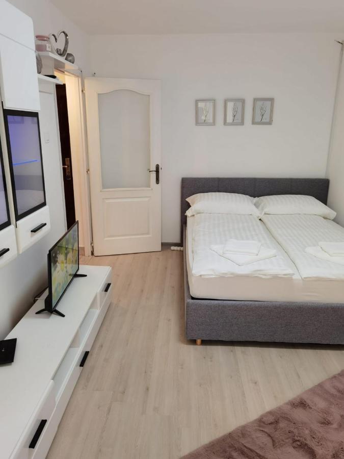 Focus Room Миеркуря Чук Екстериор снимка